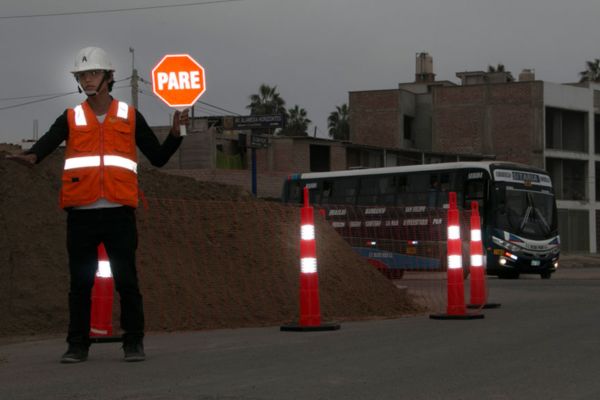 ¿Qué EPP debe usar un trabajador en carretera o vía pública?
